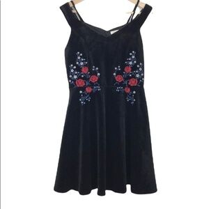 𝅺FRANCESCA'S Kyleigh Black Embroidered Velvet Sleeveless Short Dress